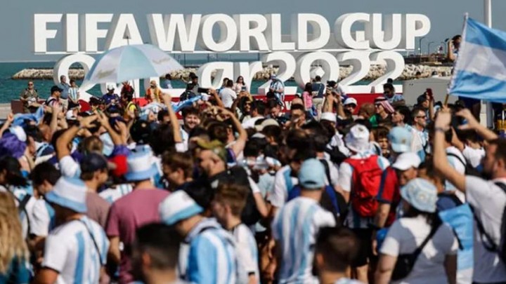 Argentinos en Qatar bajaron la bandera de Inglaterra y hubo inconvenientes
