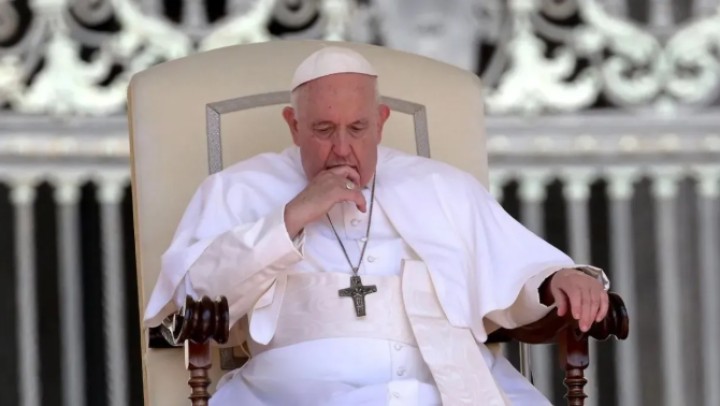 Internaron al Papa Francisco por una bronquitis