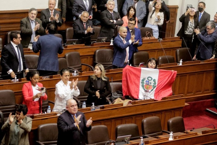 Tras el intento de golpe, el Congreso de Perú destituyó a Pedro Castillo