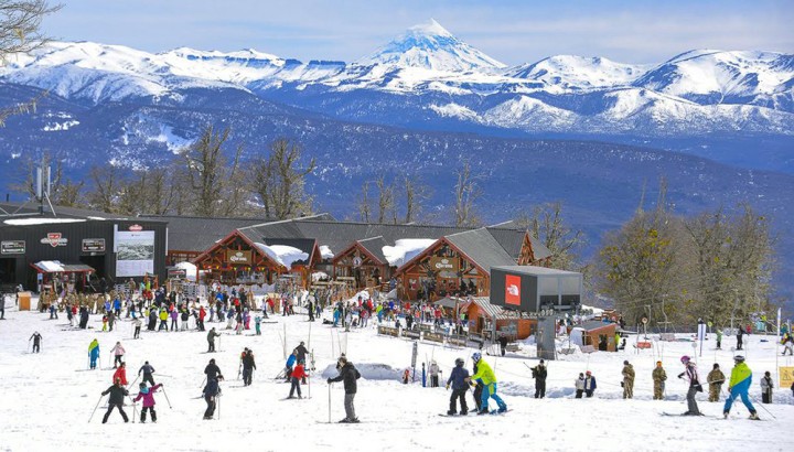 Acusan al nuevo concesionario de Chapelco de eliminar beneficios, encarecer el esquí y perjudicar al turismo