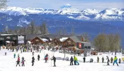 Acusan al nuevo concesionario de Chapelco de eliminar beneficios, encarecer el esquí y perjudicar al turismo