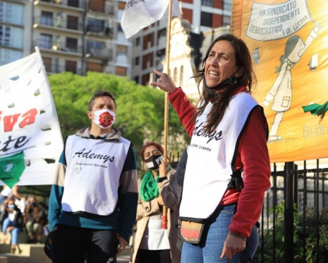 "Los anuncios que se han hecho son un riesgo para alumnos, docentes y familias", Mariana Scayola