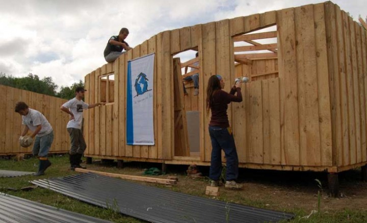 “Desde que trabajamos en Argentina llevamos construidas más de 17 mil viviendas de emergencia”