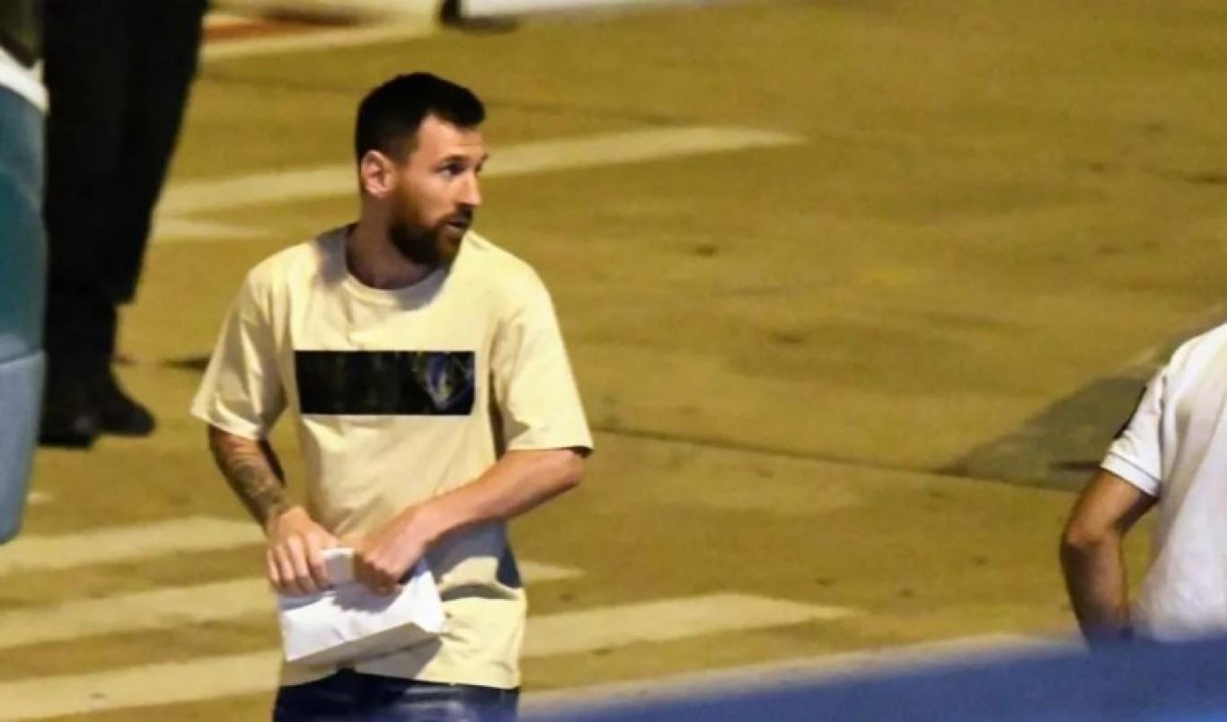 Messi llegó a París para sumarse al PSG tras la histórica consagración en Qatar