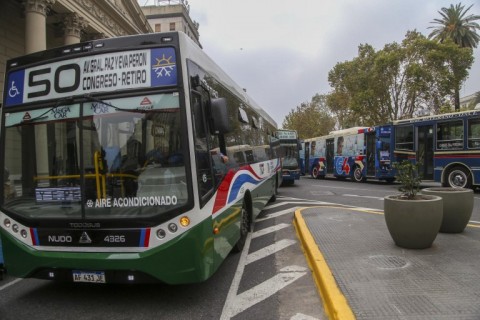 El paro de colectivos se adelantó y complica la vuelta a casa