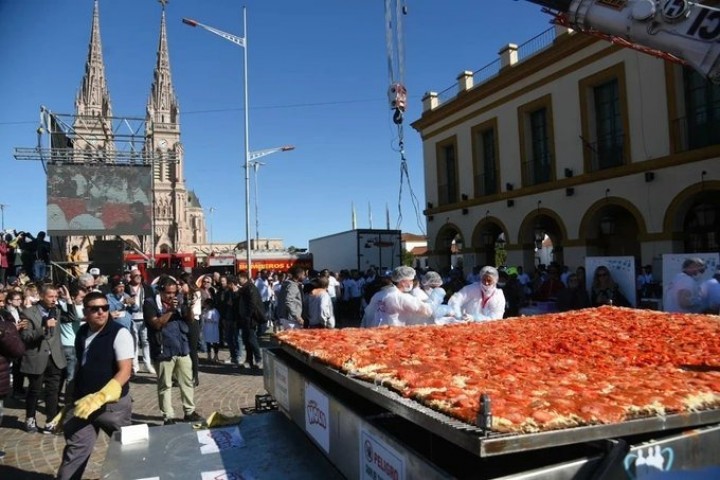 "La técnica de la milanesa más grande del mundo es la misma que usamos en los restaurantes para unir la carne", el chef Luciano López Fuente, en Todo por delante