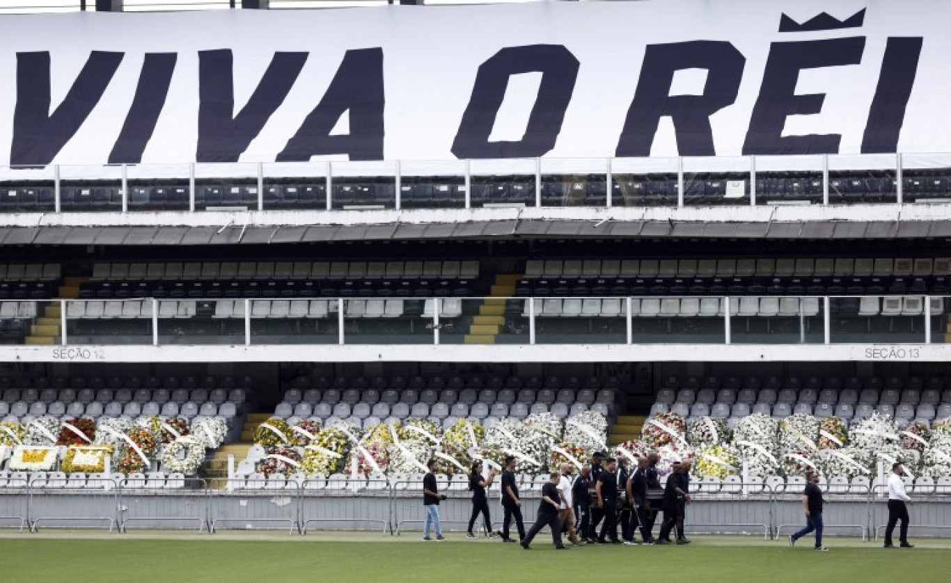 El último adiós a Pelé: una multitud despide al astro brasileño en el estadio del Santos