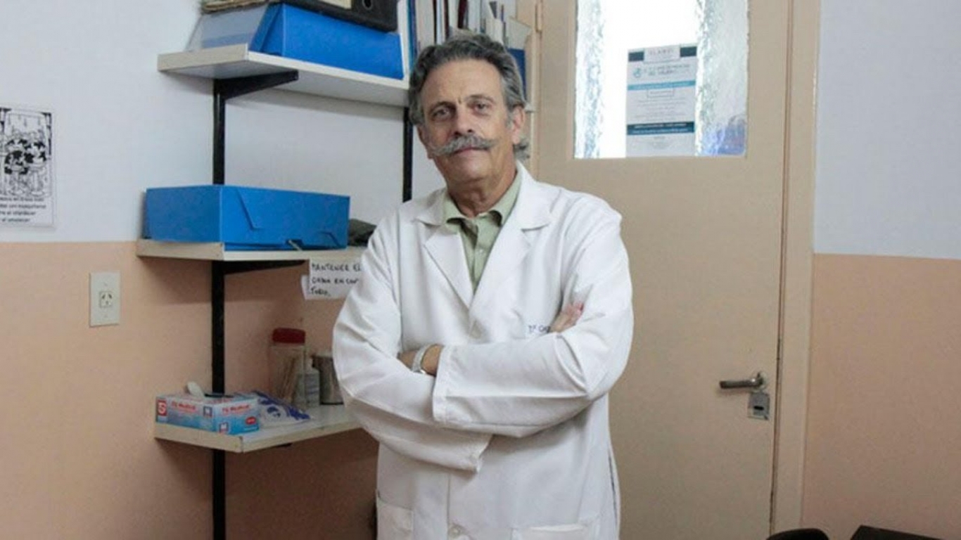 "Las tres vacunas que tenemos tienen 75% de probabilidad de evitar cuadros críticos y mortales con una dosis", Tomás Orduna
