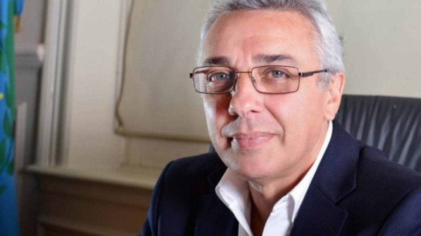 “Le pedimos a los vecinos que transitoriamente tengamos la mayor restricción posible. Estamos prácticamente ante las puertas de que un vecino no pueda acceder al oxígeno por falta de camas” Julio Zamora