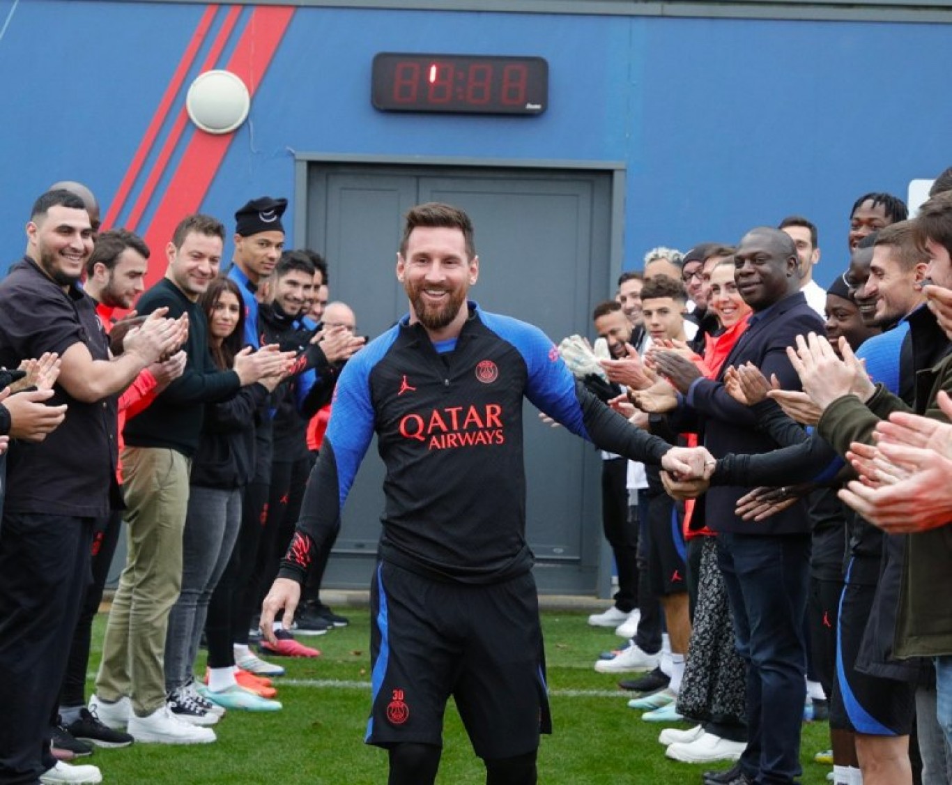Pasillo de campeón y aplausos: el recibimiento para Messi en su regreso al PSG