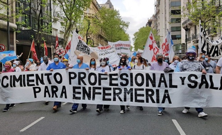 Enfermeros y enfermeras profesionales se concentran en el Obelisco en busca de reconocimiento laboral