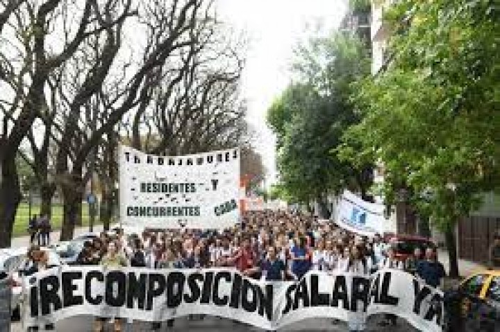 Manifestación de médicos residentes: "¿La plata no está o no nos quieren poner en el lugar que nos corresponden?