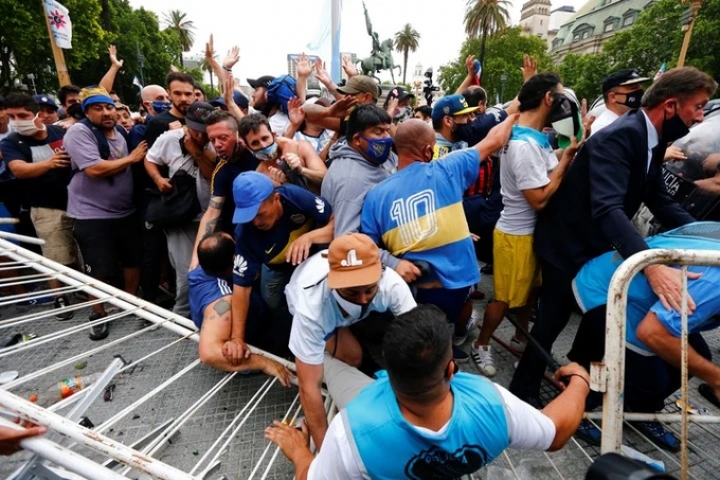 "La cosa se desbordó cuando le dijeron a la gente que no podía pasar el primer vallado", cronista en Casa Rosada